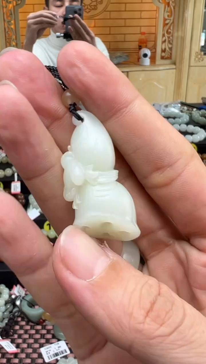 【闪购商品】和田玉吊坠(赠链)未镶嵌且末料米达吊坠20克