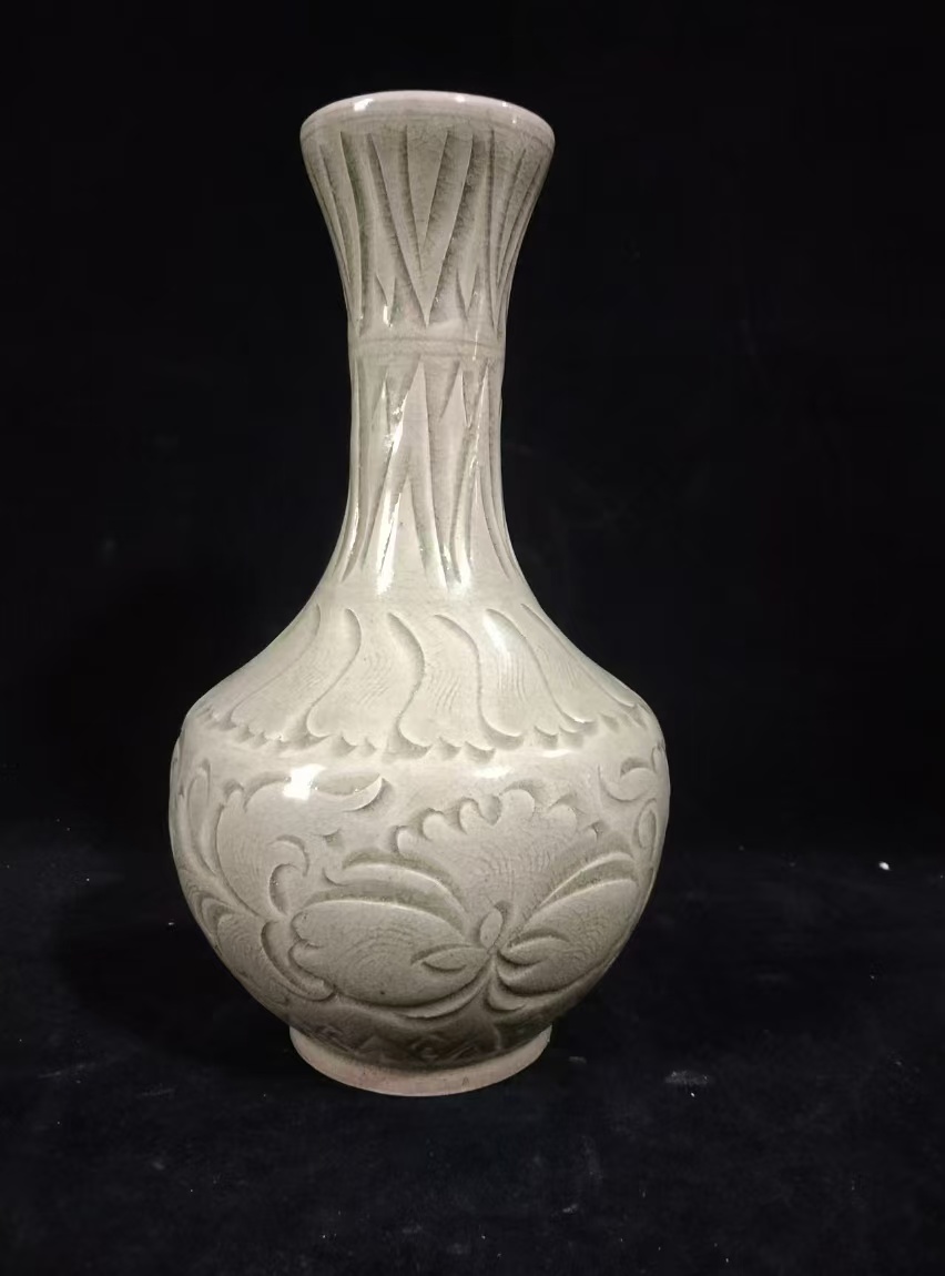 耀洲青瓷刻花赏瓶