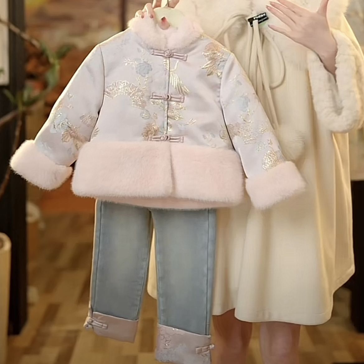 女童国风白鸭绒外套23年冬季过拜年套装儿童宝盘扣羽绒服