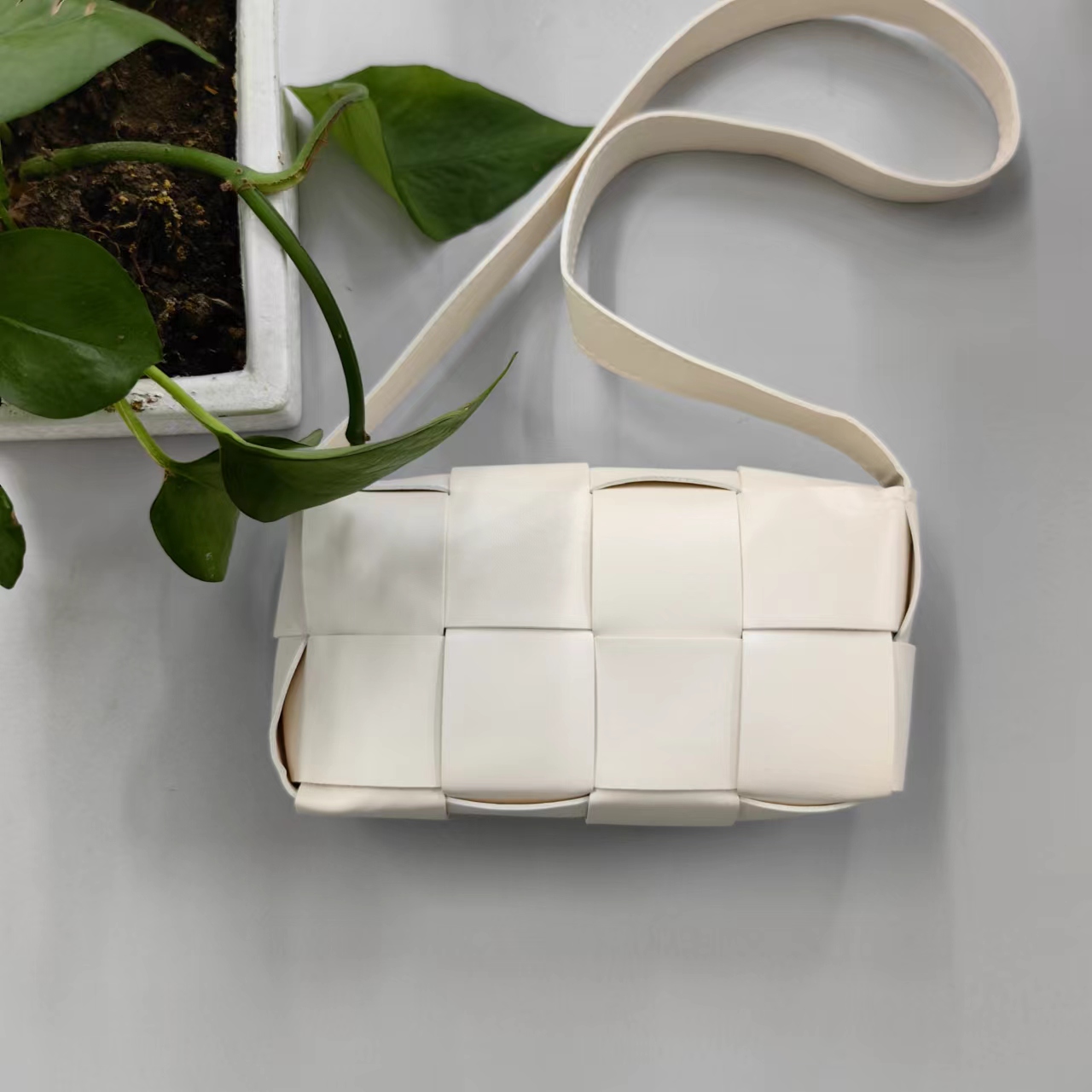 小欧啊~（白色格子包）