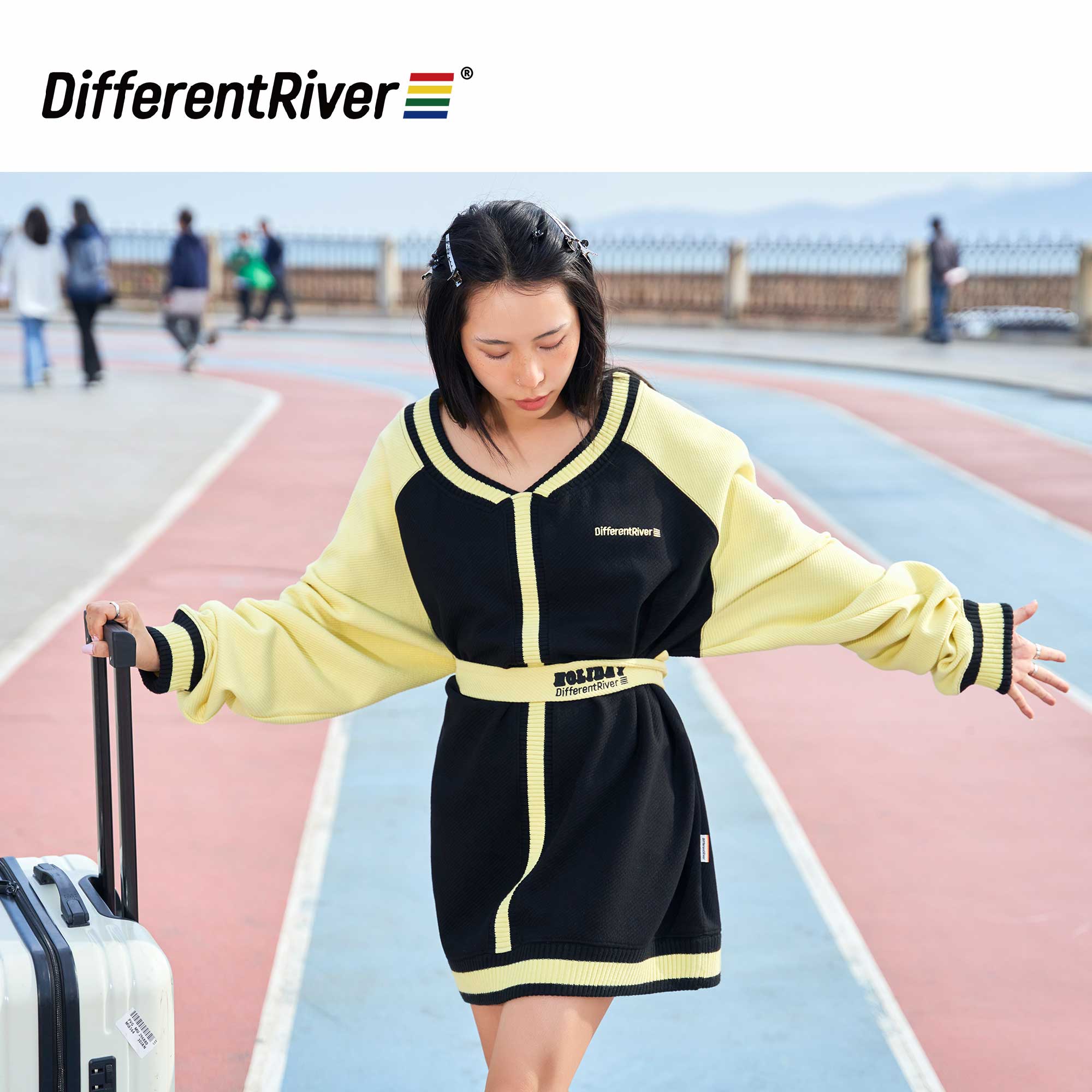 DifferentRiver2023春季【假日】旅行系列-拼接oversize包臀卫衣