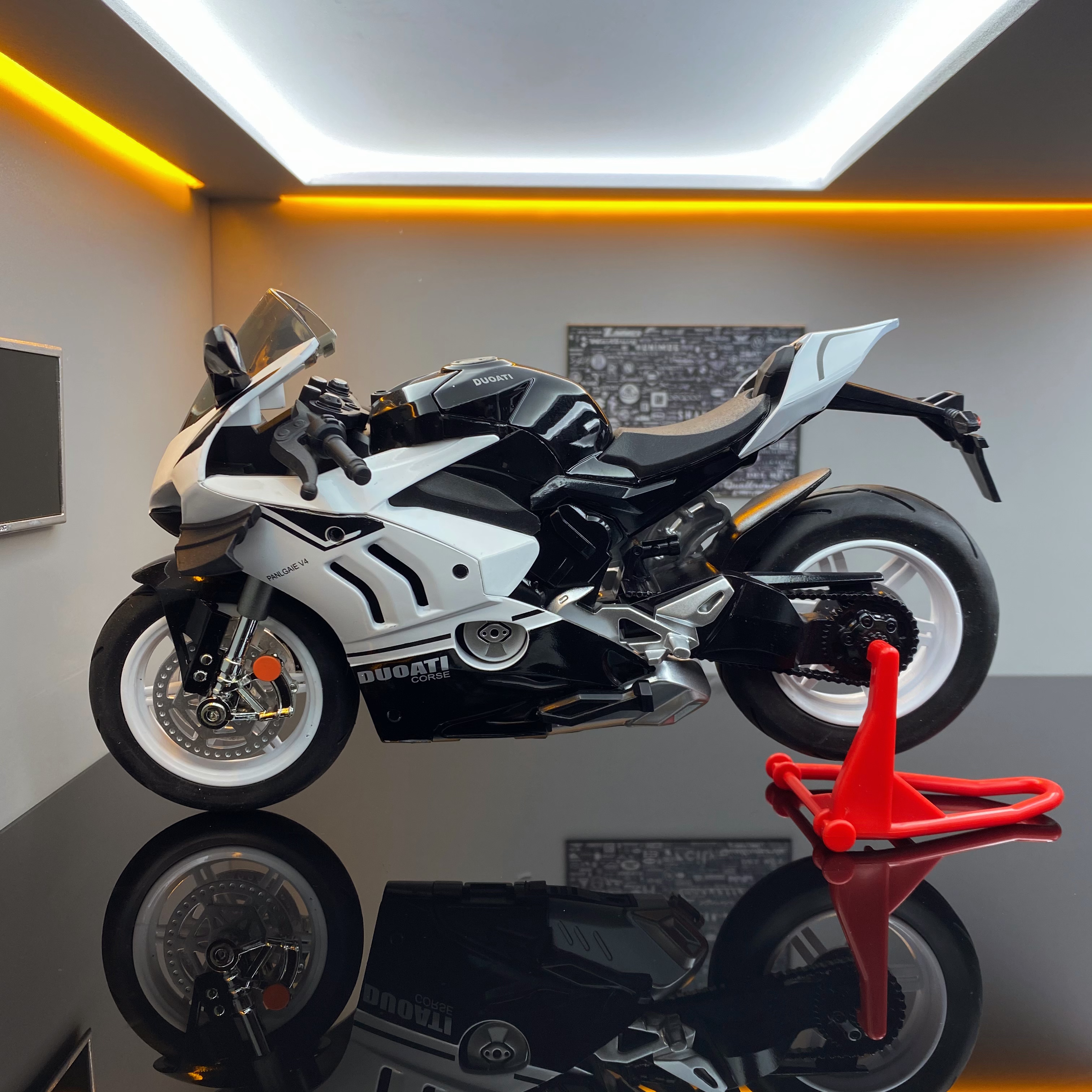 【展会限定】意式美学 V4大魔王 1:10机车模型礼品摆件