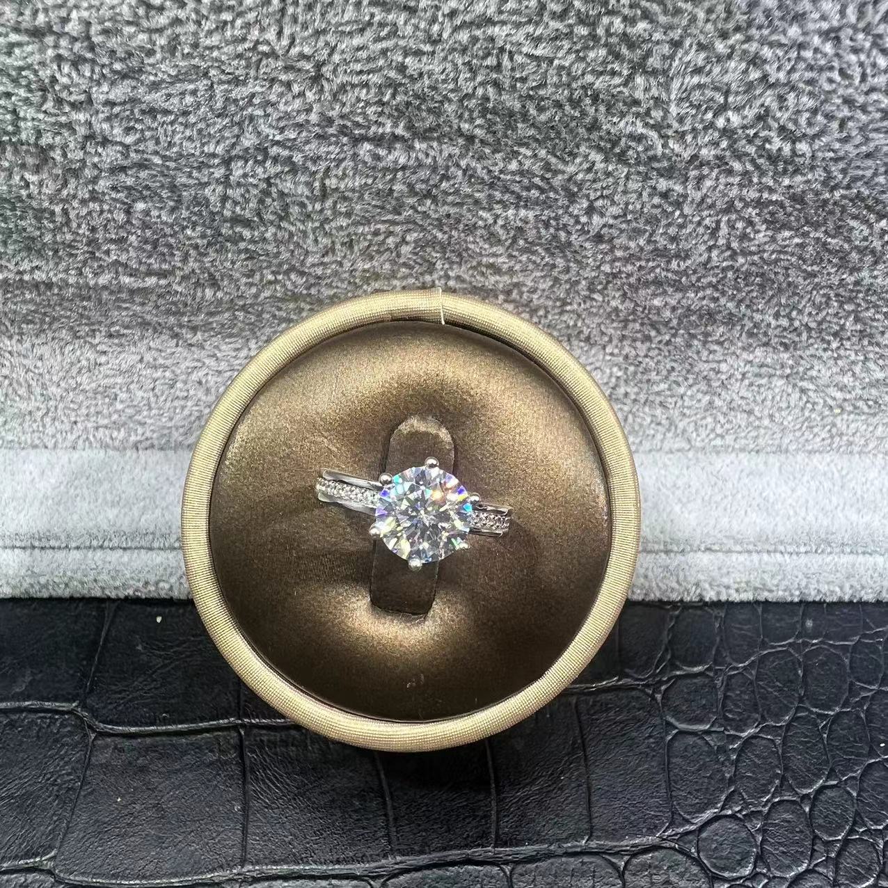 带礼品包装戒指 天花板卡家皇后三克拉3.0ct.H