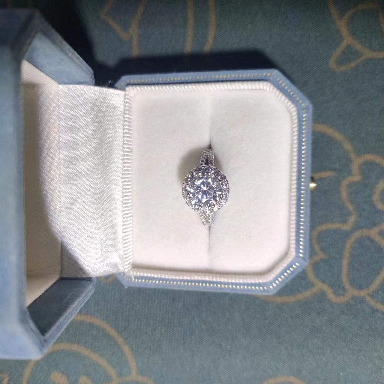 带礼品包装 天花板往后余生戒指2.0ct.L