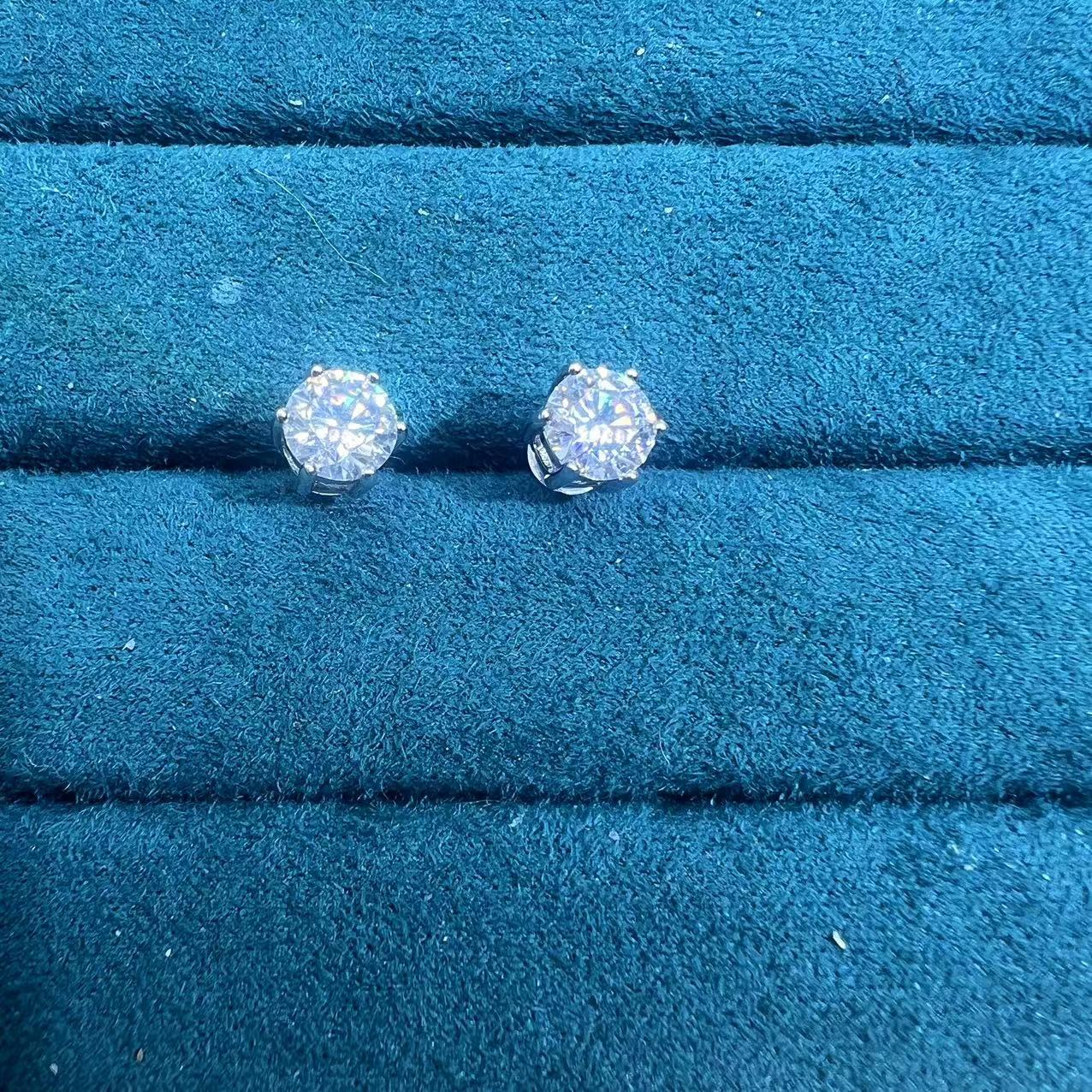 带包装耳饰天花板 六爪耳钉1ct1克拉·H