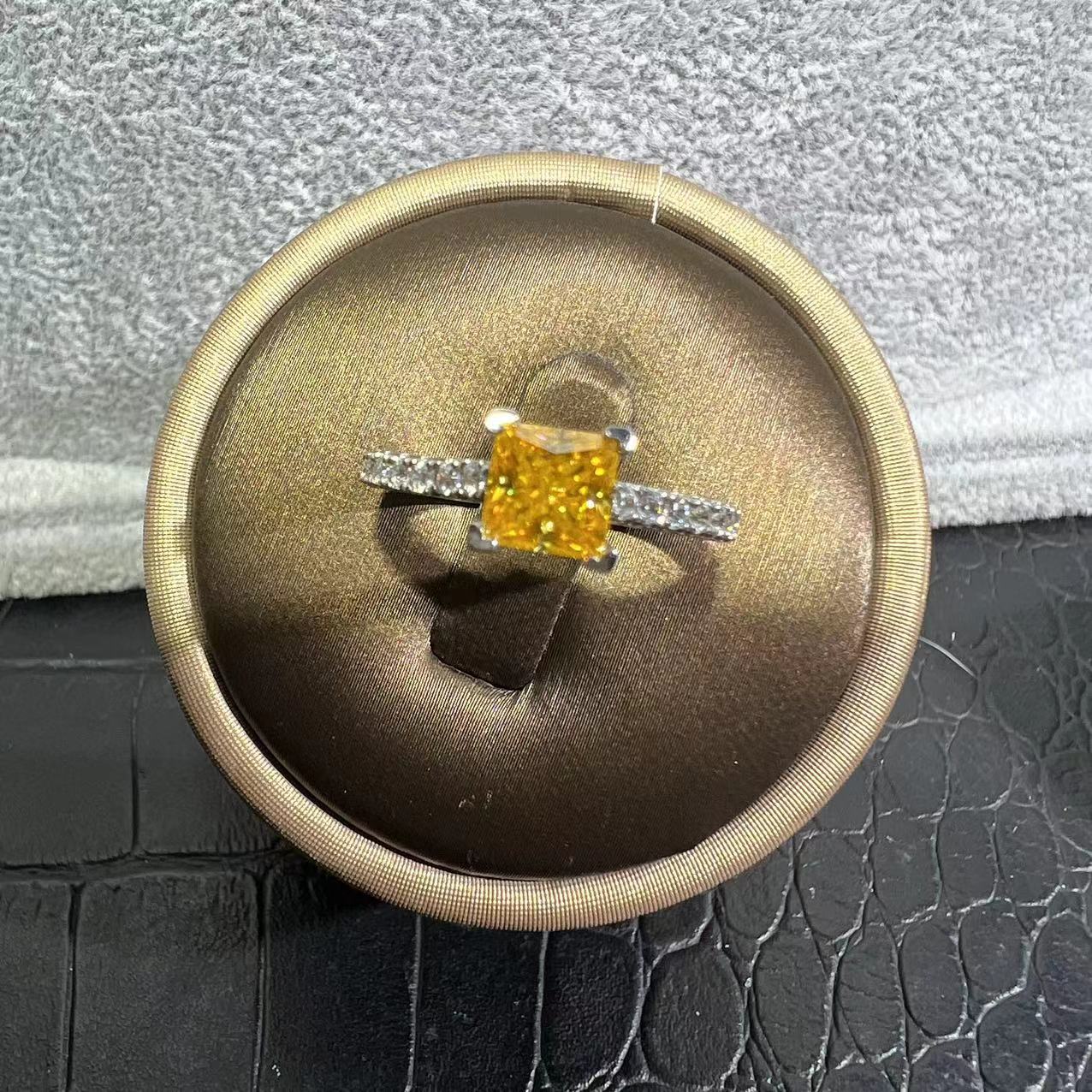 带包装微镶公主方黄钻戒指1ct.H