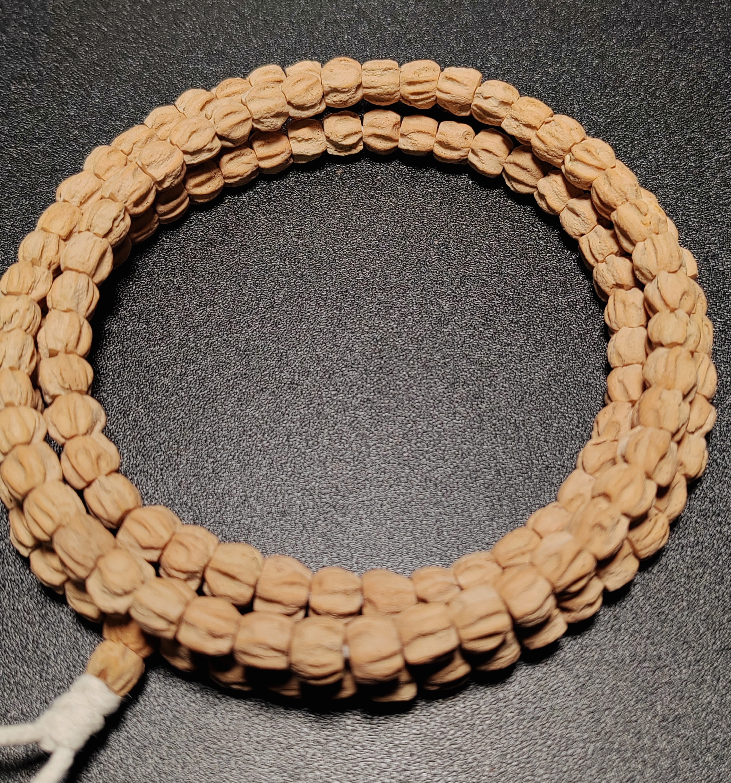 一款热振粉皮刀锋龙脊，皮质细腻走色快，龙脊非常突出盘完可玉化。