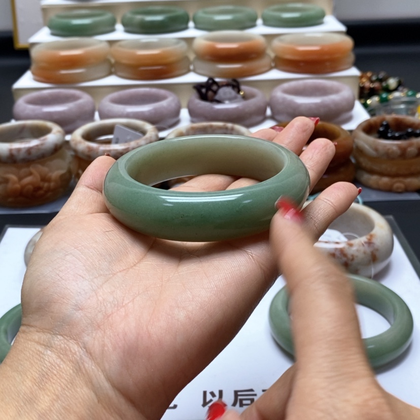 【闪购商品】石英质玉手镯未镶嵌朱*