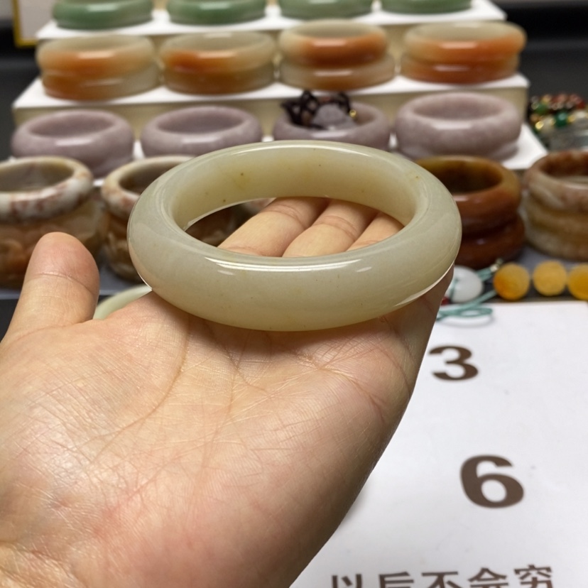 【闪购商品】石英质玉手镯未镶嵌飞*