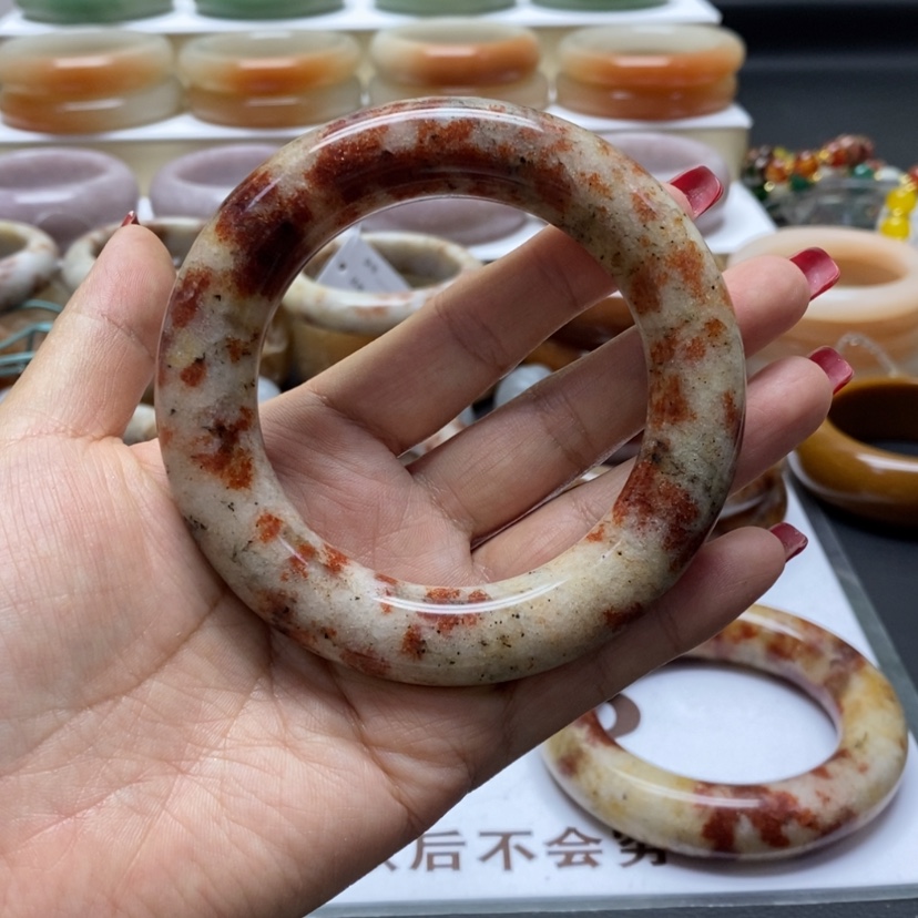 【闪购商品】石英质玉手镯未镶嵌杨***?