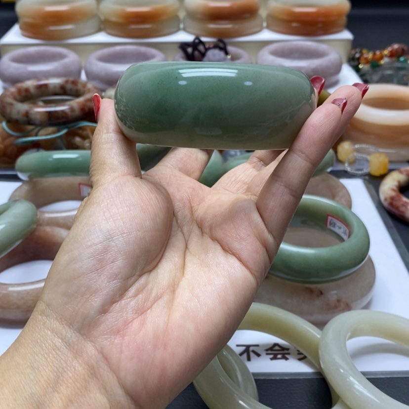 【闪购商品】石英质玉手镯未镶嵌衡**奶