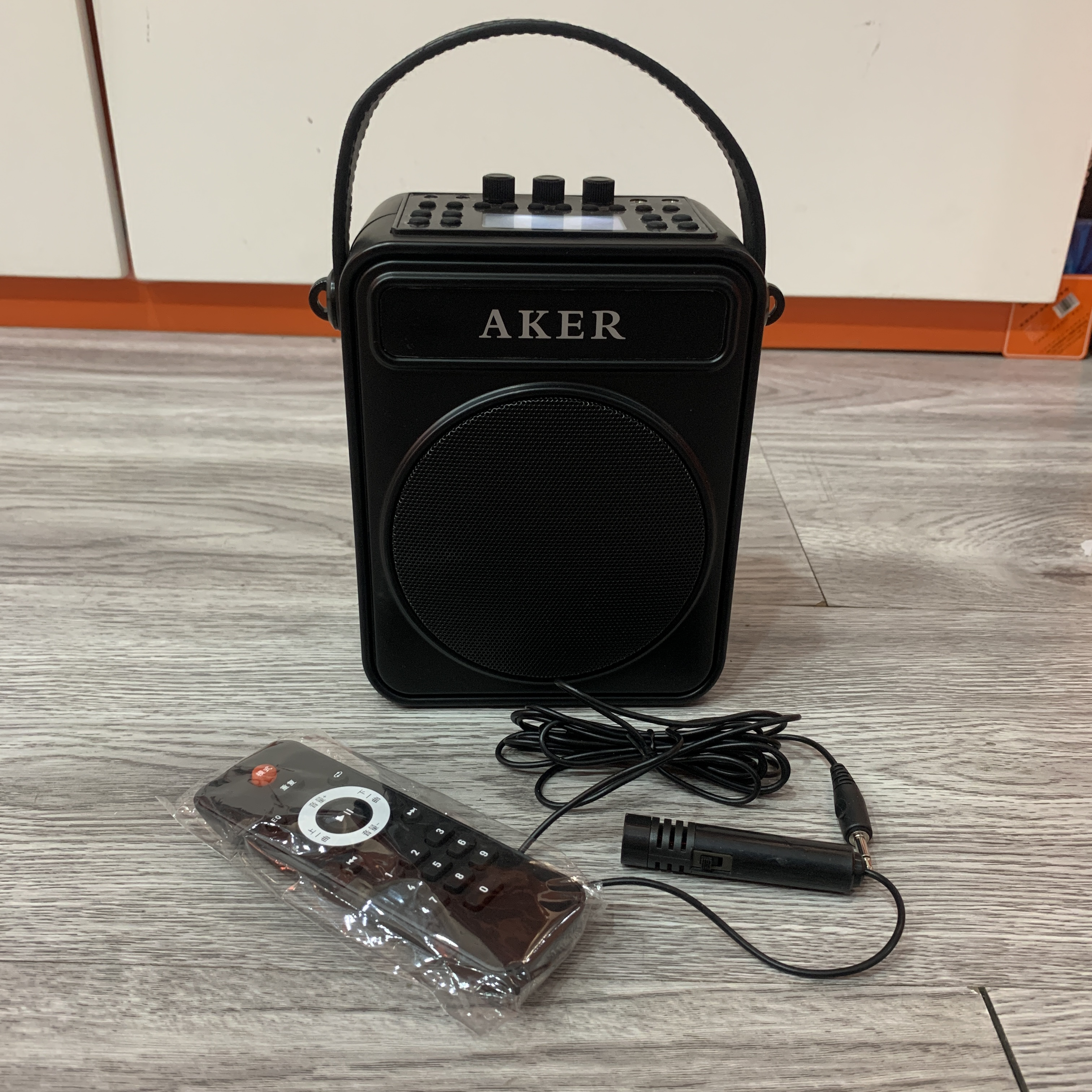 AKER/爱课AK80娱乐插卡蓝牙扩音器多功能户外小蜜蜂续航播放连接