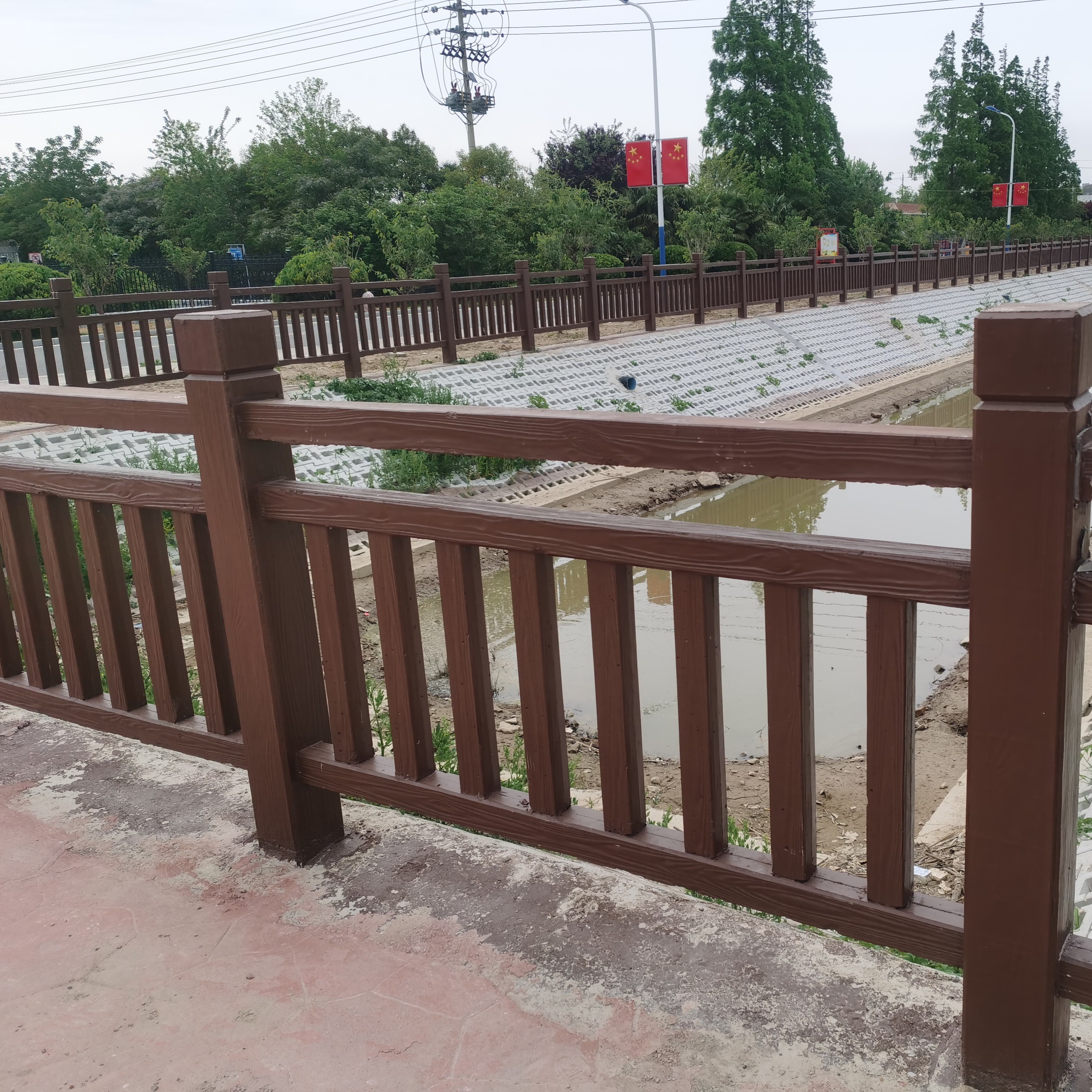 水泥仿木护栏混凝土钢筋围栏河道景区公园户外园林工程栏杆仿藤木