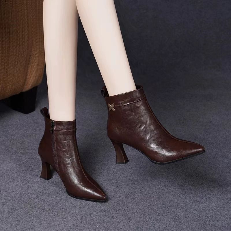 2025年秋冬季时尚百搭洋气高跟尖头牛皮加绒粗跟气质时装短靴女