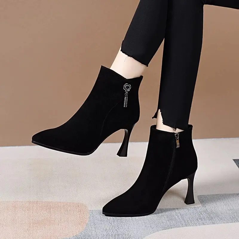 2025年冬季新款气质洋气尖头头层磨砂羊皮高跟细跟侧拉链时装短靴