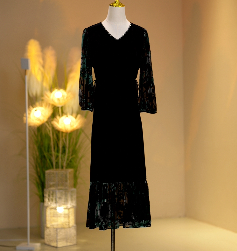 丝绒显瘦长袖轻奢高贵时尚气质优雅减龄秋冬连衣裙  2410108