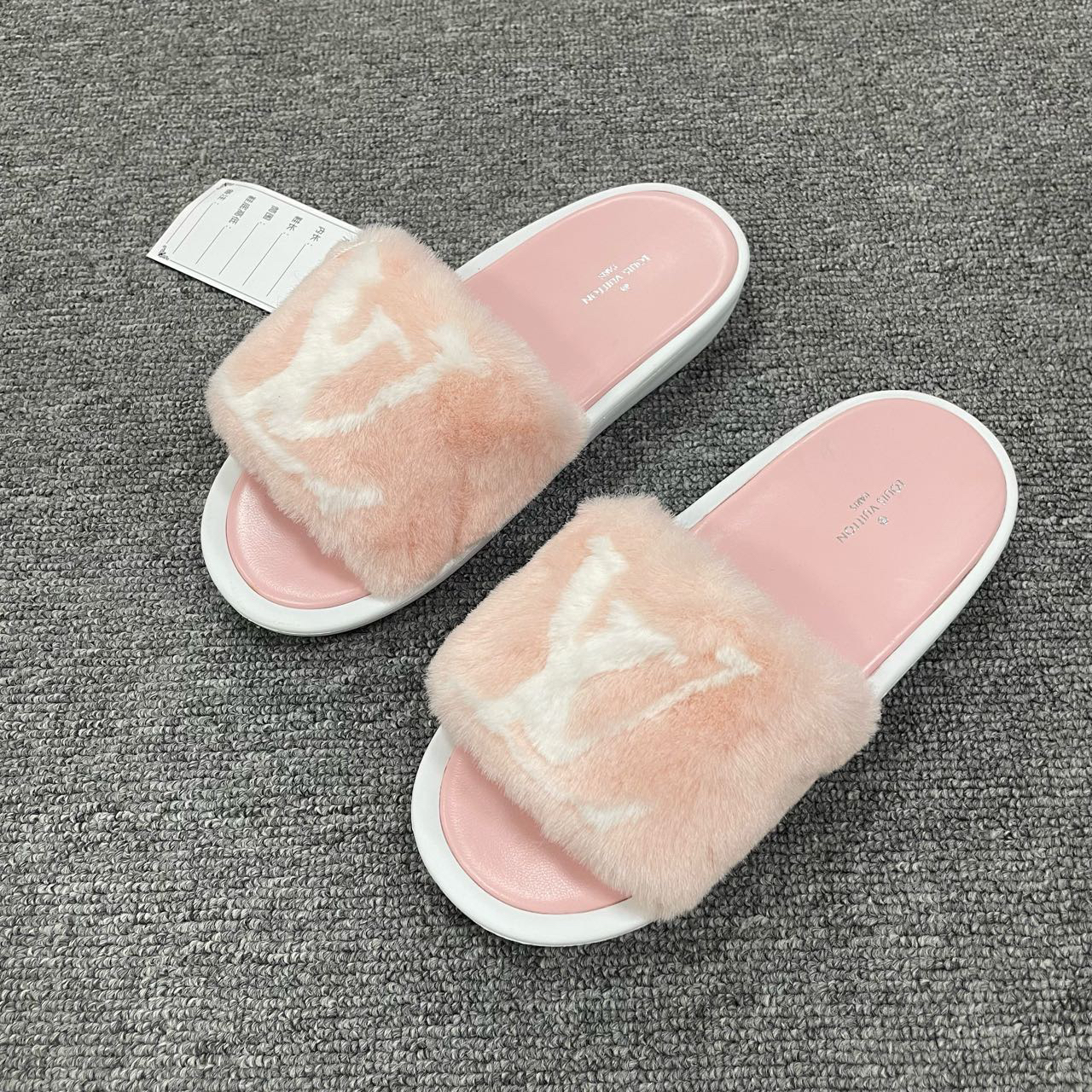 95新 LouisVuitton/路易威登 （有盒）平底时尚拖鞋 尺码：36/4104