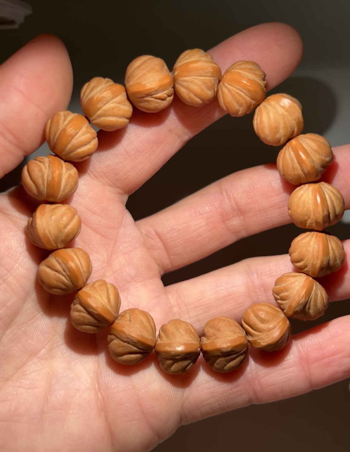 精品龙纹桃核小手串