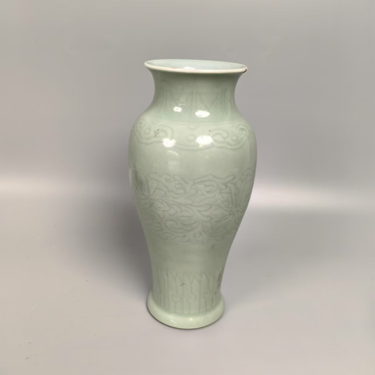 D316晚清豆青暗刻花卉观音尊
