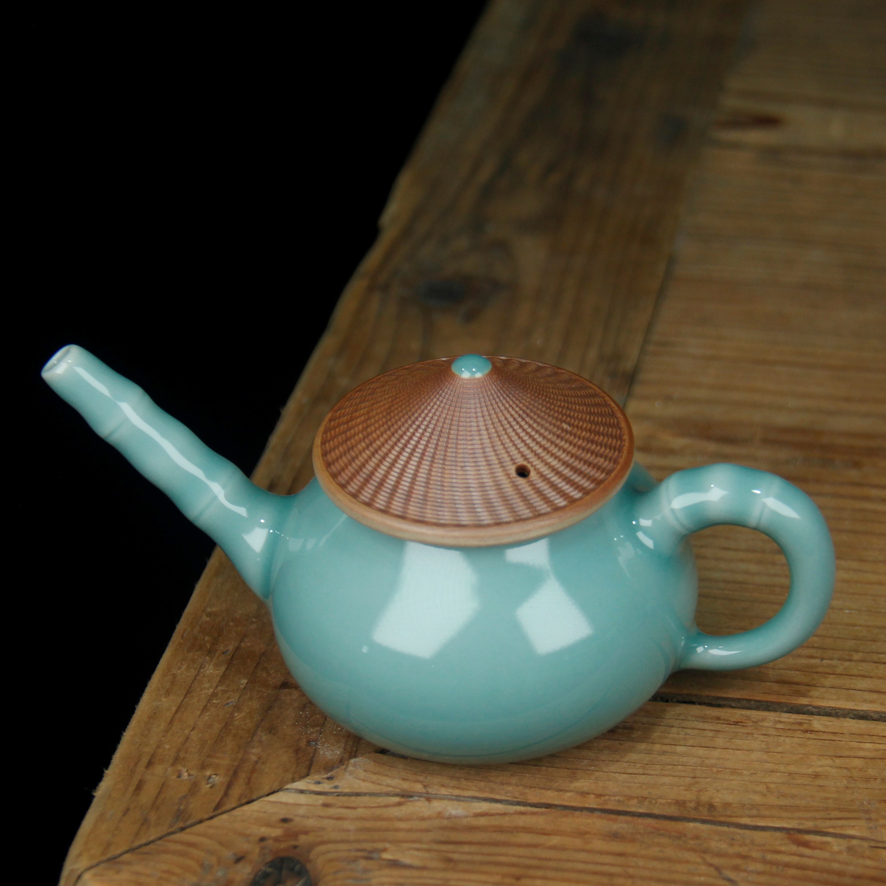 龙泉青瓷天青釉草木灰跳刀斗笠茶壶