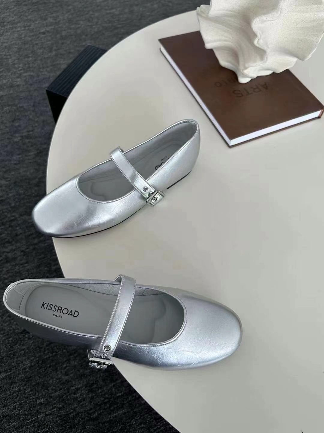 银色带扣真皮女鞋子