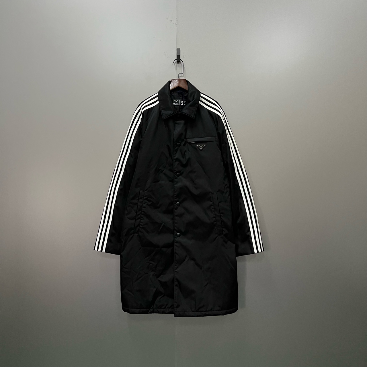 普拉达 × adidas 联名款 黑色徽标logo条纹长袖风衣 46码*2 50码