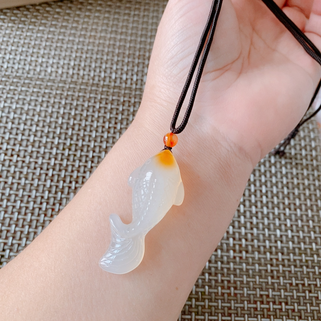 天然玛瑙俏色手工雕刻鸿运当头鲤鱼吊坠玛瑙锦鲤挂坠挂件