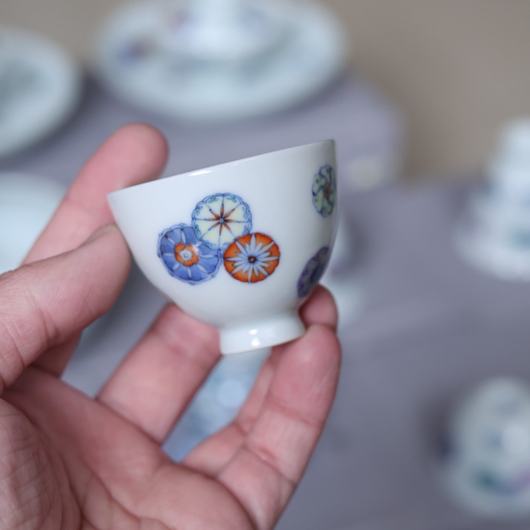 小愚斋（神工妙造）小愚斋/斗彩皮球花小鸡心杯 景德镇手工陶瓷50ml
