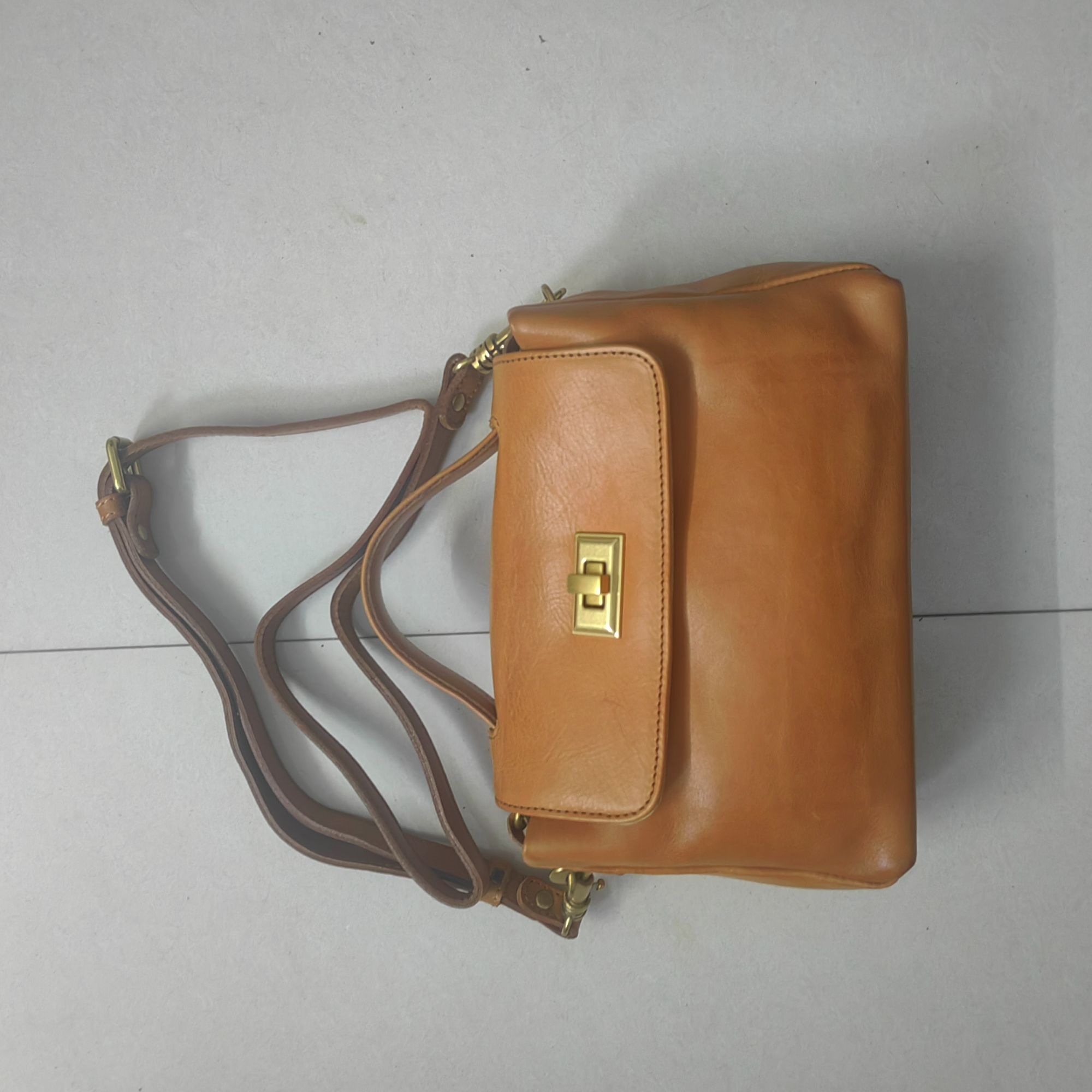 广州真皮高档女士包包百搭休闲气质斜挎包经典高级轻奢时尚单肩包