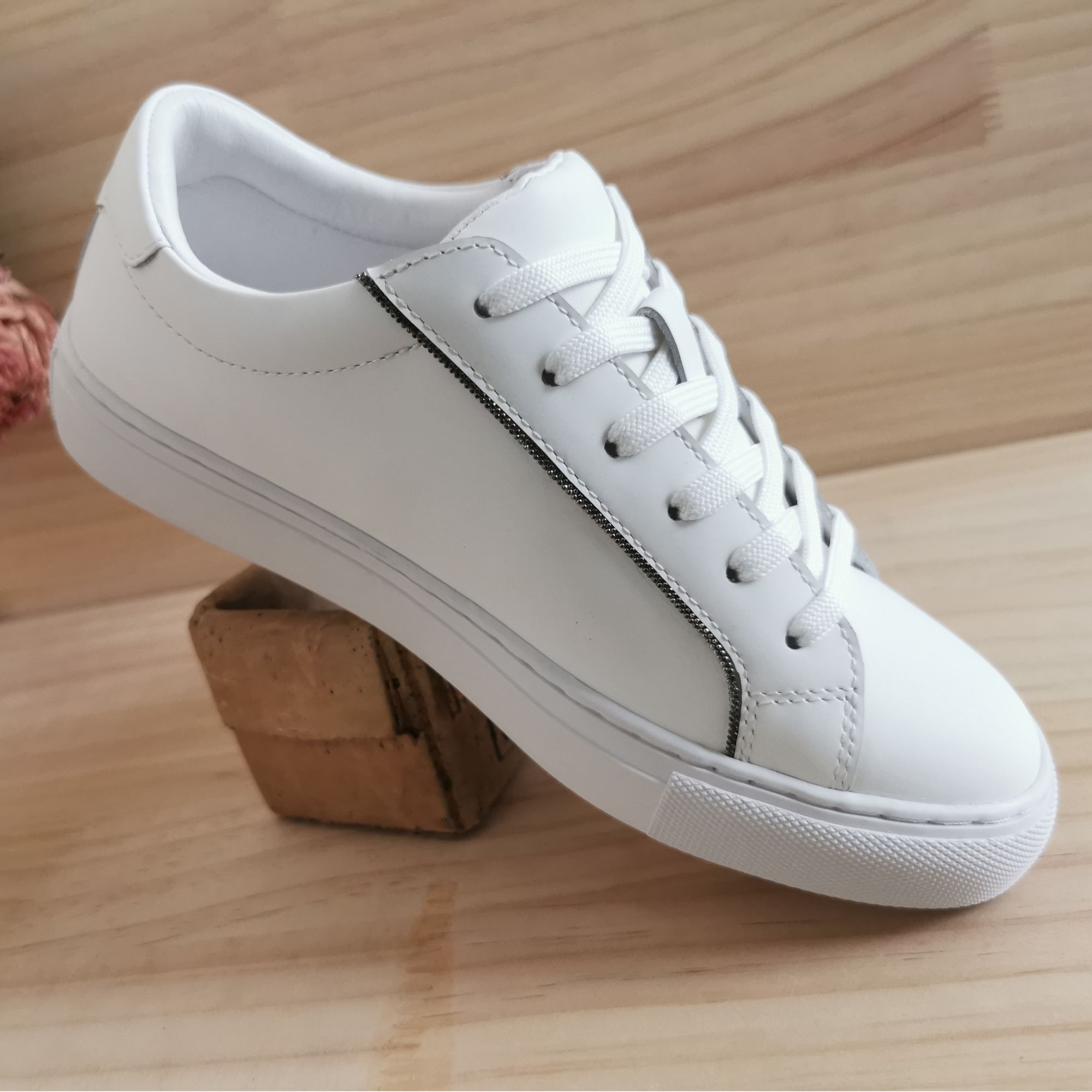 珠帘真皮纯色小白鞋学生休闲板鞋舒适防滑简约女鞋白色时尚百搭