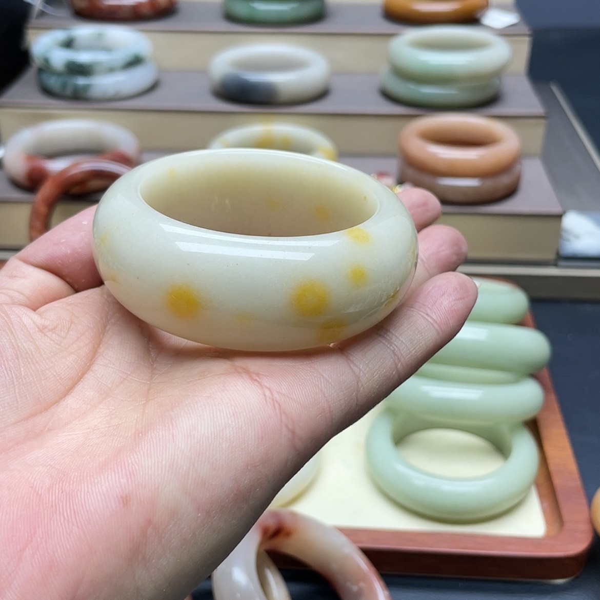 【闪购商品】石英质玉手镯未镶嵌小*