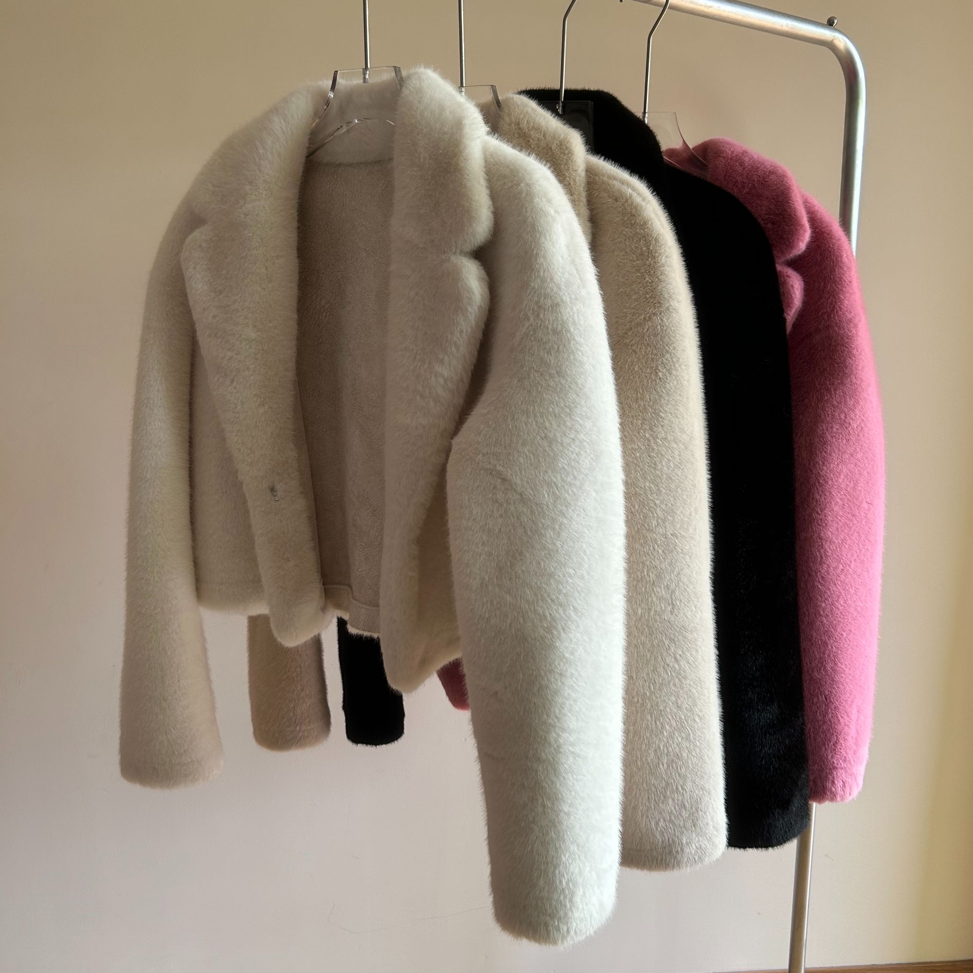 瑰姿推荐2024秋冬新款显瘦西装领环保毛毛短款大衣外套女