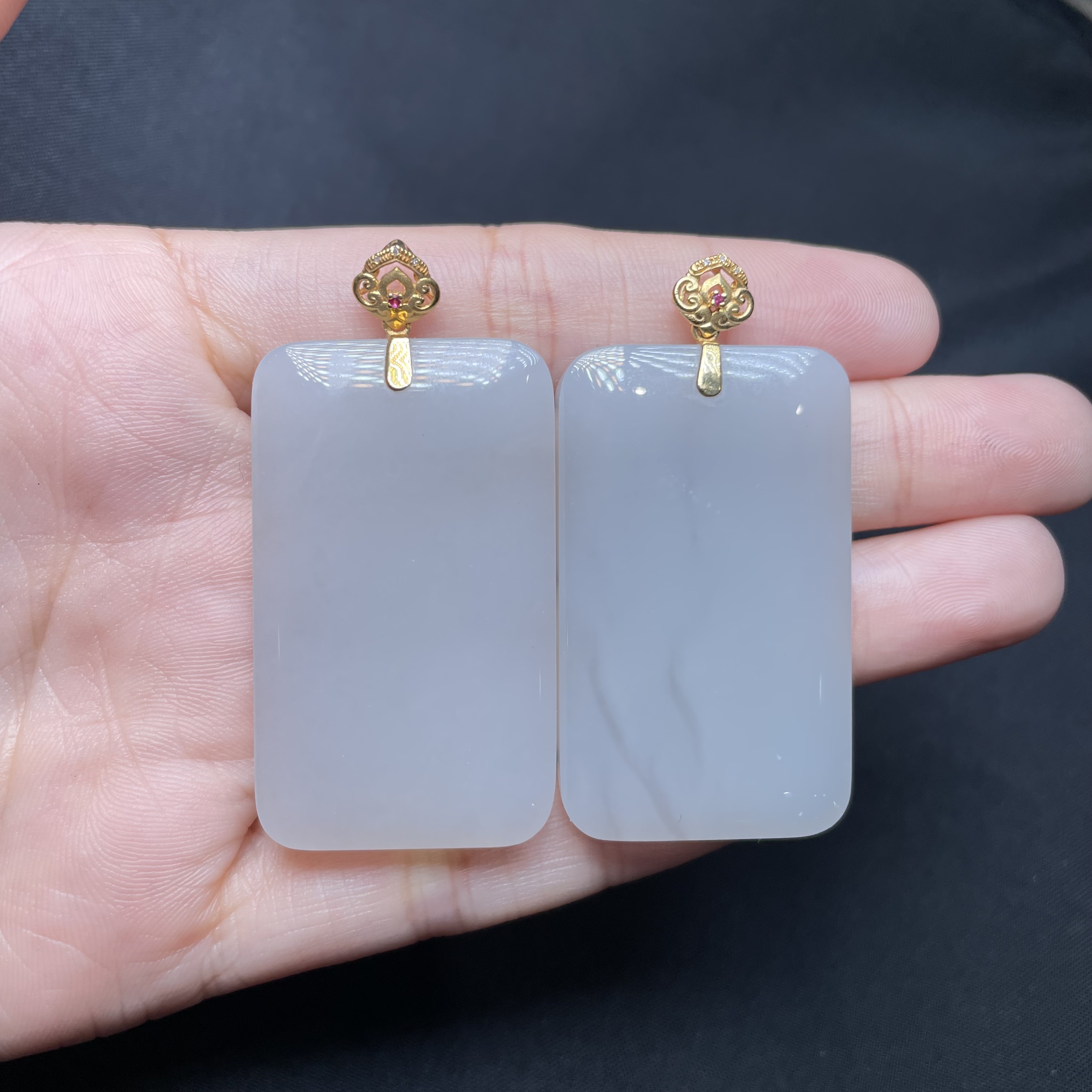 菲菲珠宝好*-18K和田玉无事牌吊坠-多样性发一