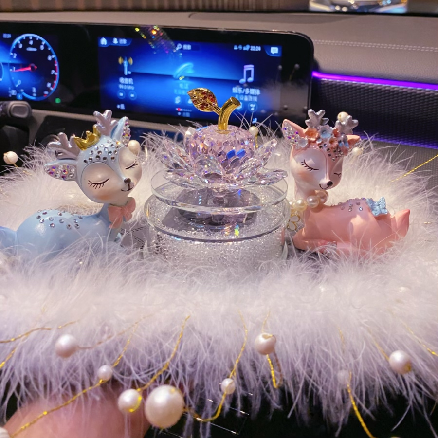 汽车内饰用品摆件小鹿中控台车上香水网红爆款高档车载女生装饰品