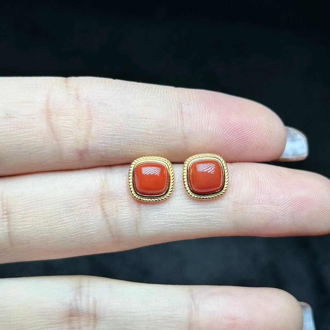 【小宝珠宝】24  S70250-S925银镶嵌南红耳钉-多样性发-5*5mm