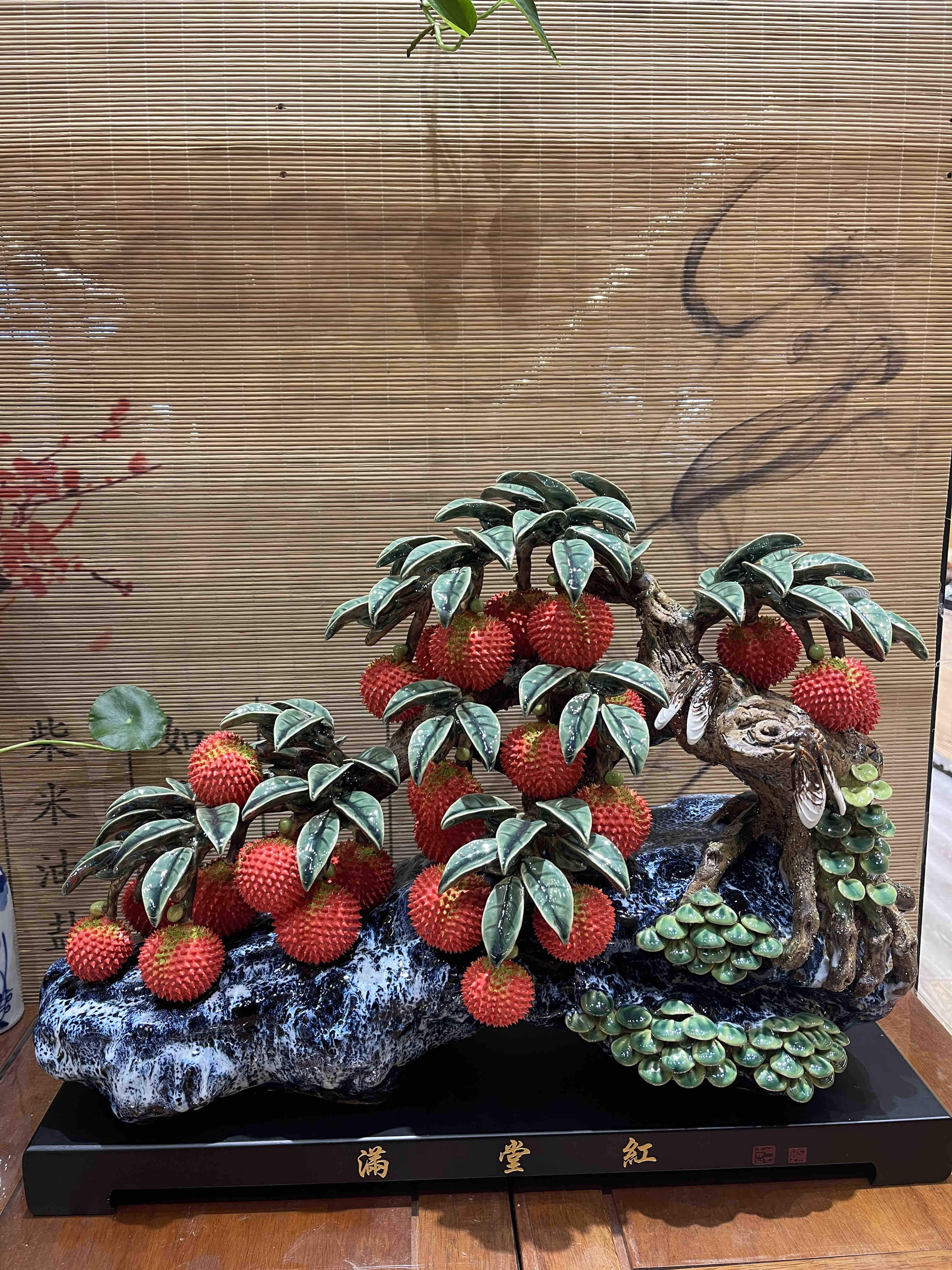 《满堂红》荔枝手工制作陶瓷创意摆件；尺寸：50*20*25