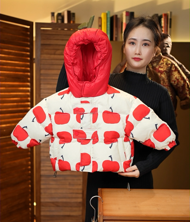 慕喜童品2023冬季新品时尚韩版连帽卡通小苹果设计师款羽绒服保暖