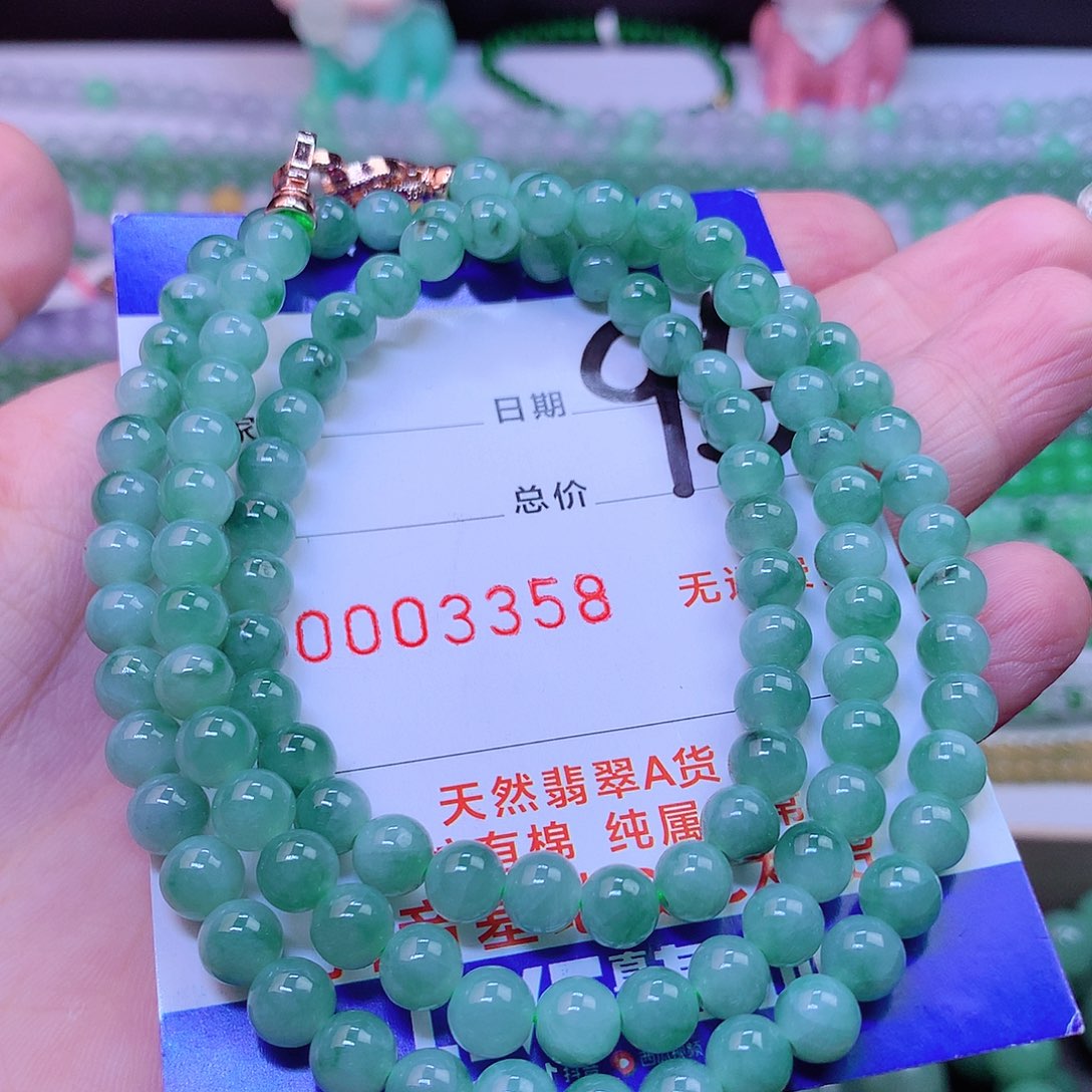 翡翠颈饰未镶嵌。