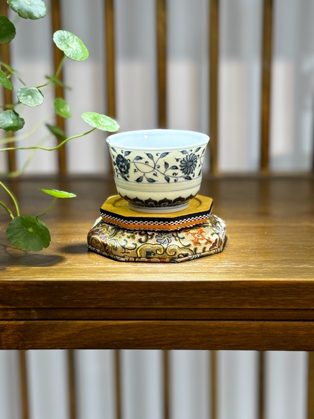 青花手绘缠枝莲直口杯