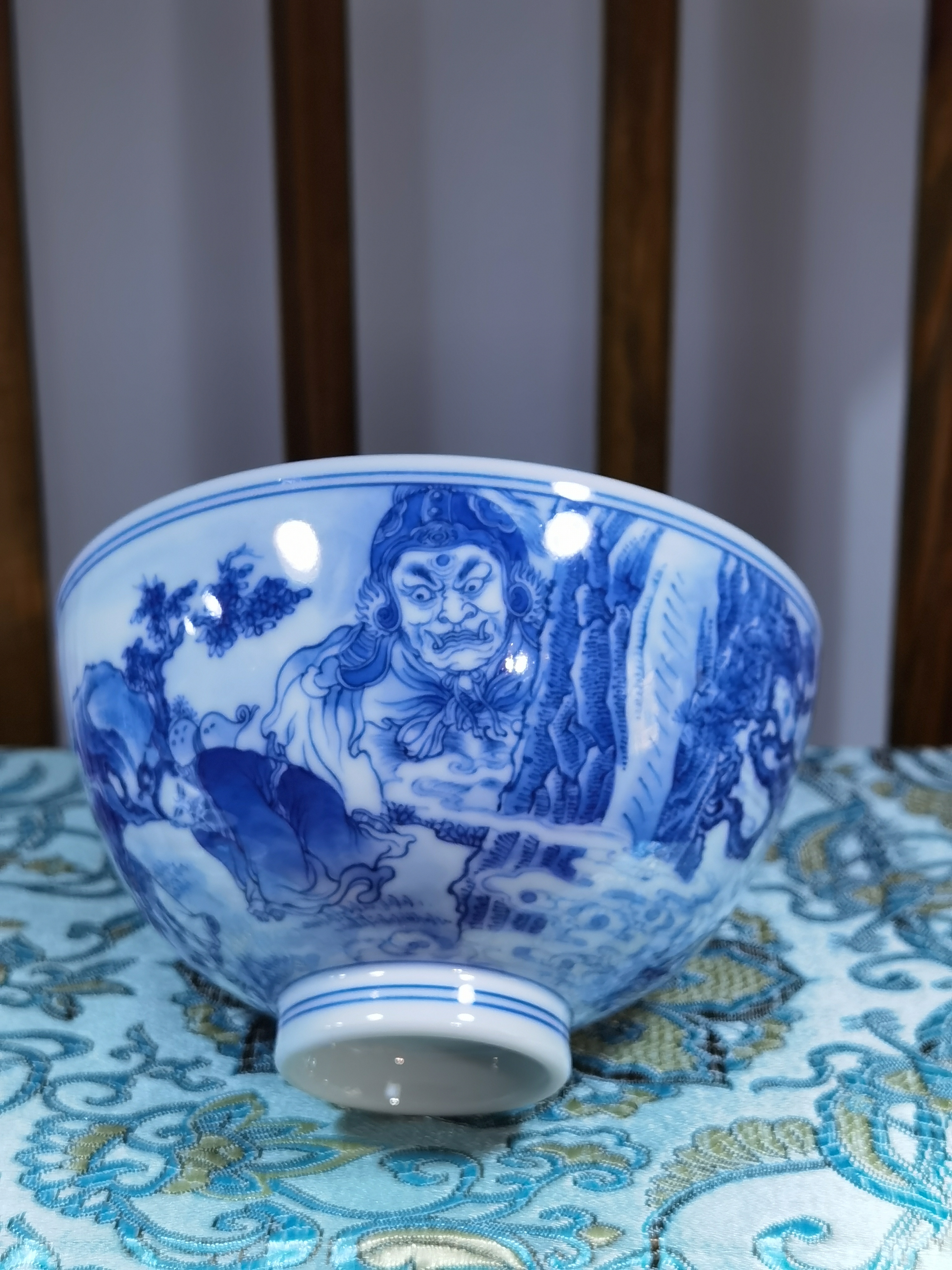 青花手绘黄金力士人物杯