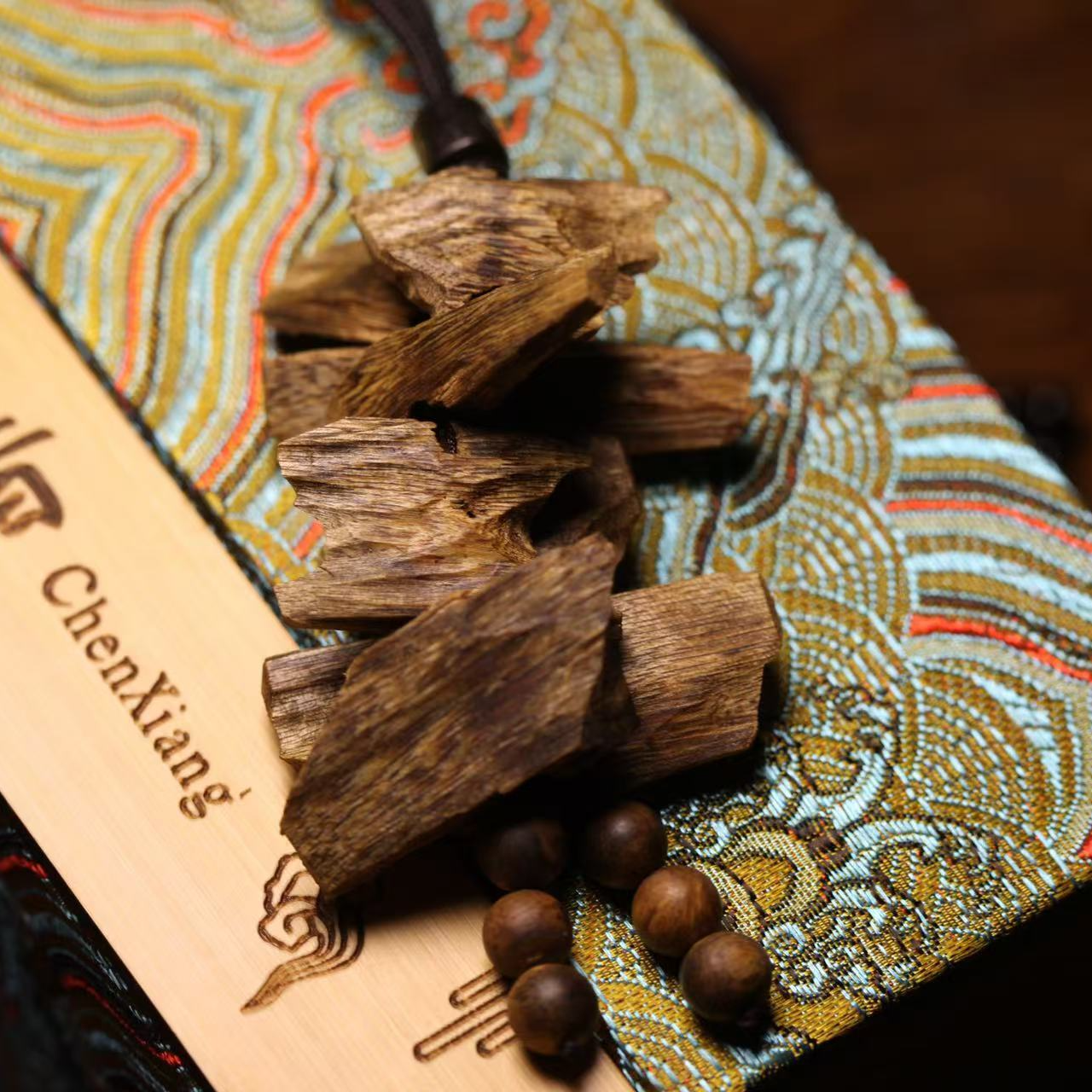 香韵幽沉 天莺歌绿奇楠天然随型脖挂 多样性发货一条