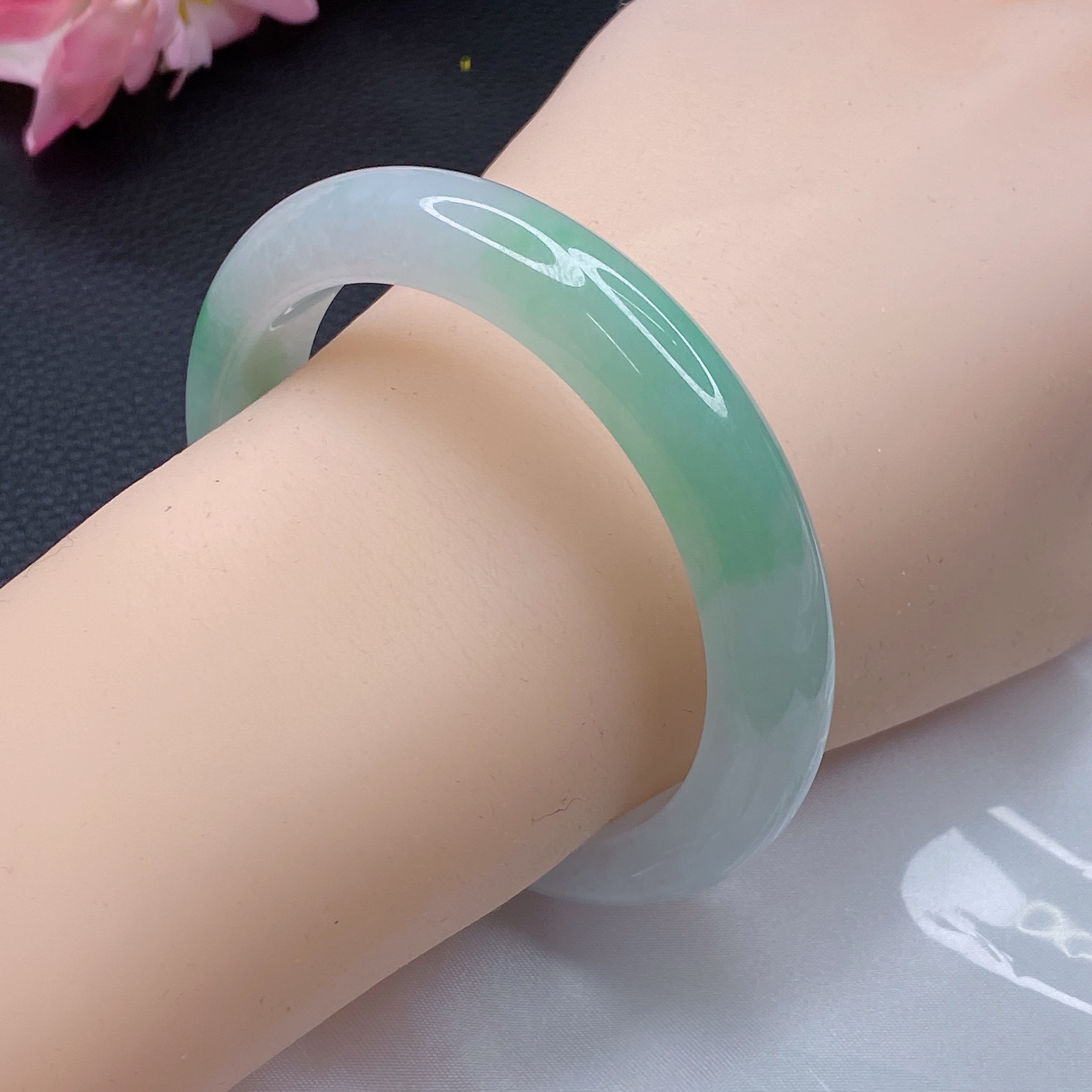 296 缅甸天然翡翠A货手镯 55圈口冰润飘阳绿正圈翡翠手镯宽版镯子