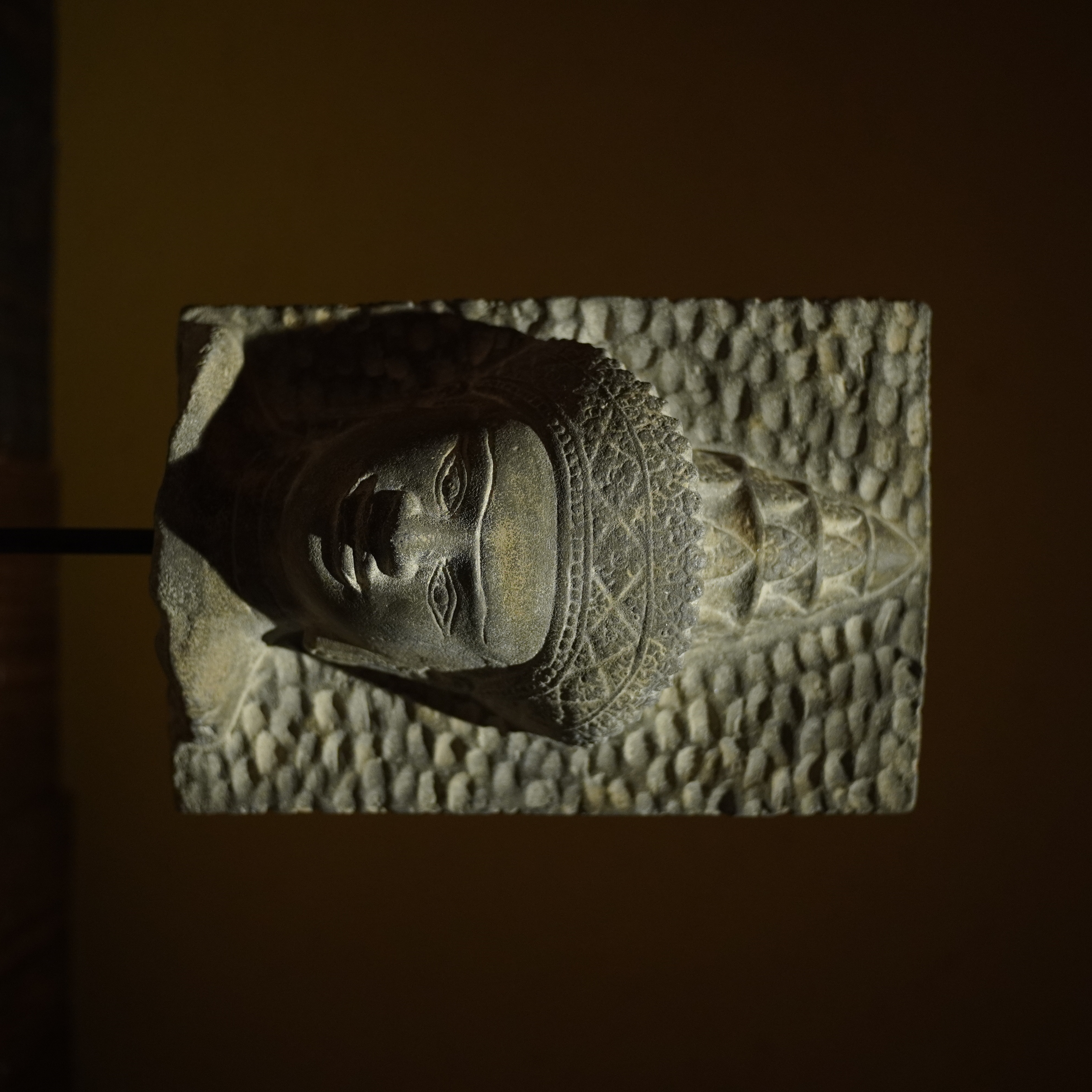 东南亚造像，雕工细致，地方特色，尺寸图片上有