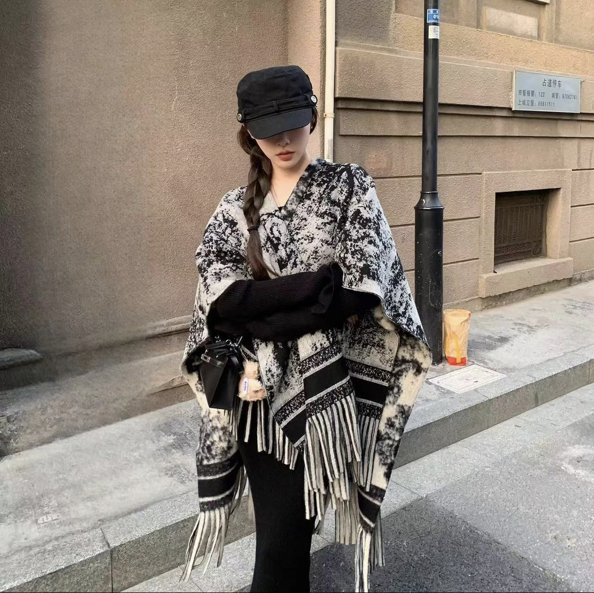 2024年韩版轻奢氛围感斗篷时尚披肩女仿羊绒保暖知性轻奢风
