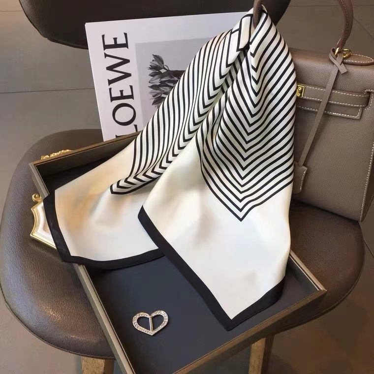 百搭气质知性风方巾薄款外搭丽锦缎时尚丝巾