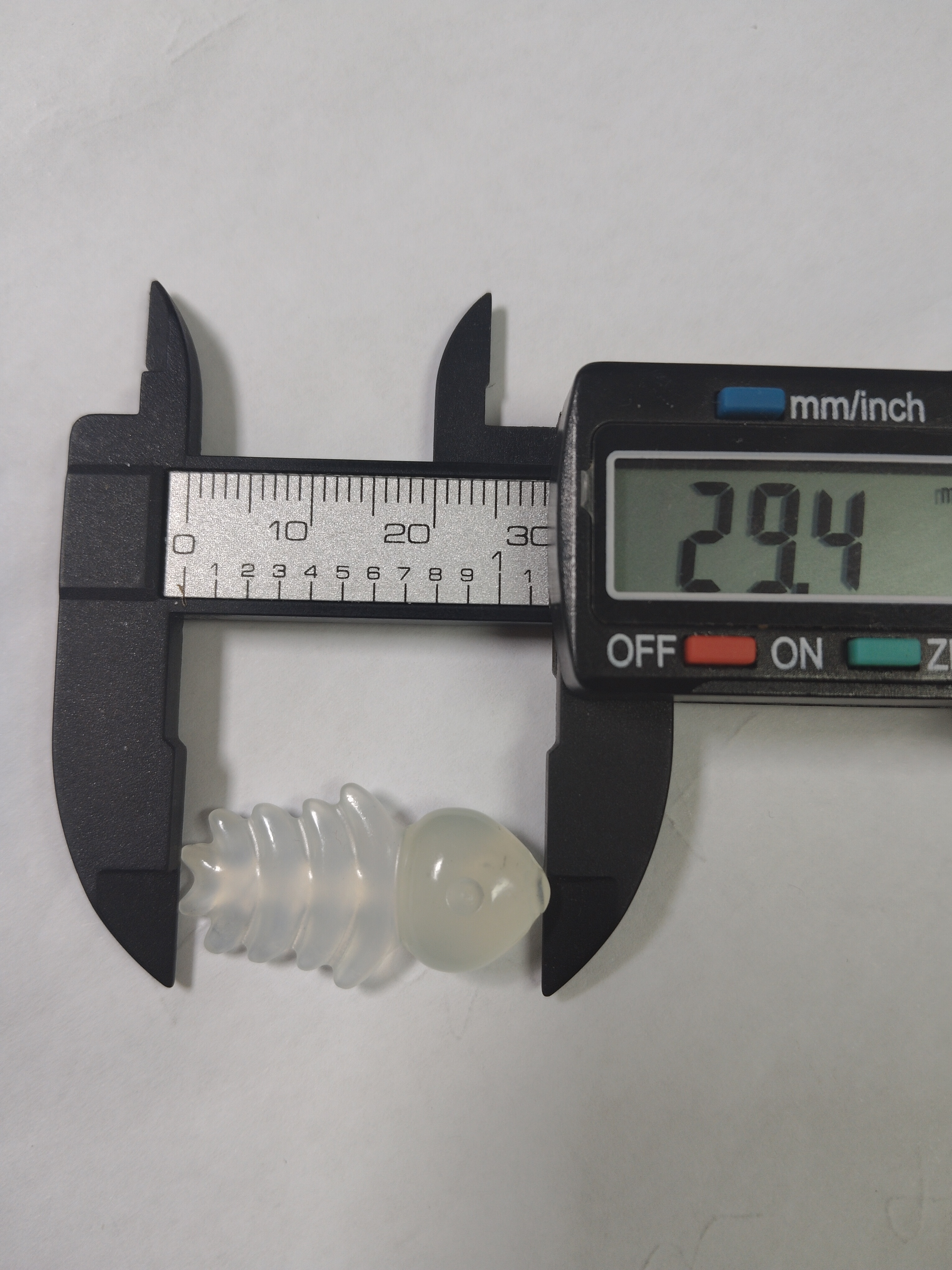 天然岫玉鱼骨挂件