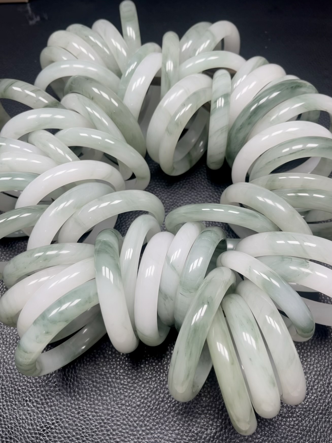 天山翠天然A货冰飘花女士时尚手镯(多样性发货)拍一发一