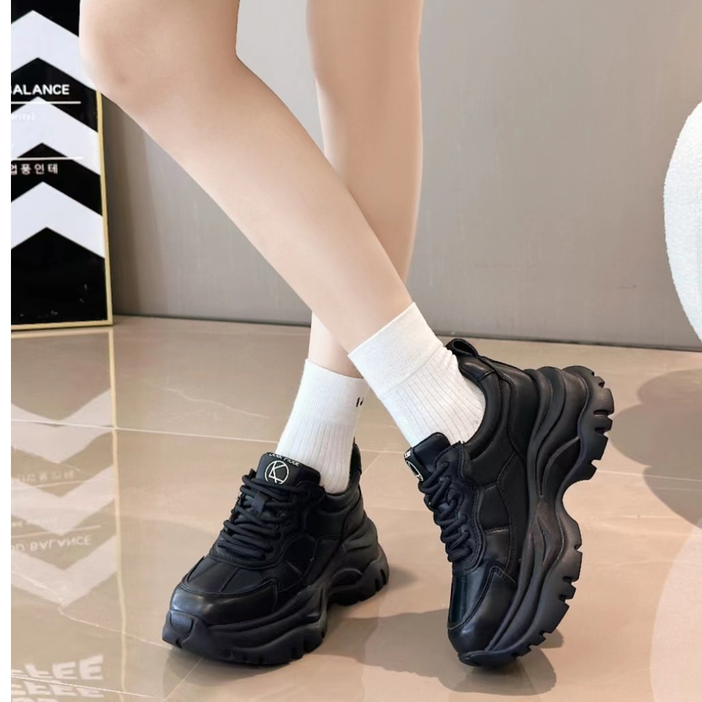 黑色米白色运动鞋