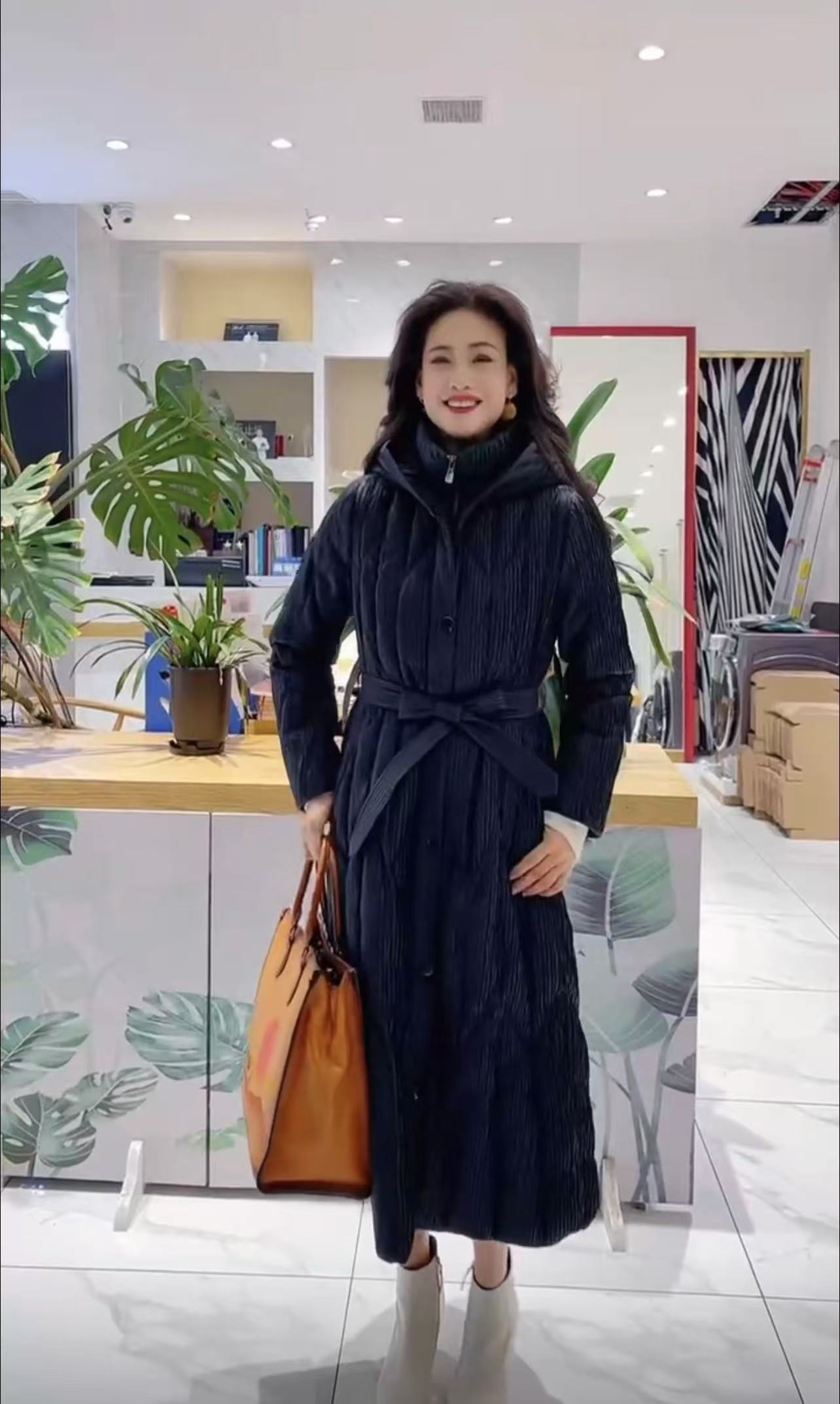 黑色长款羽绒服    