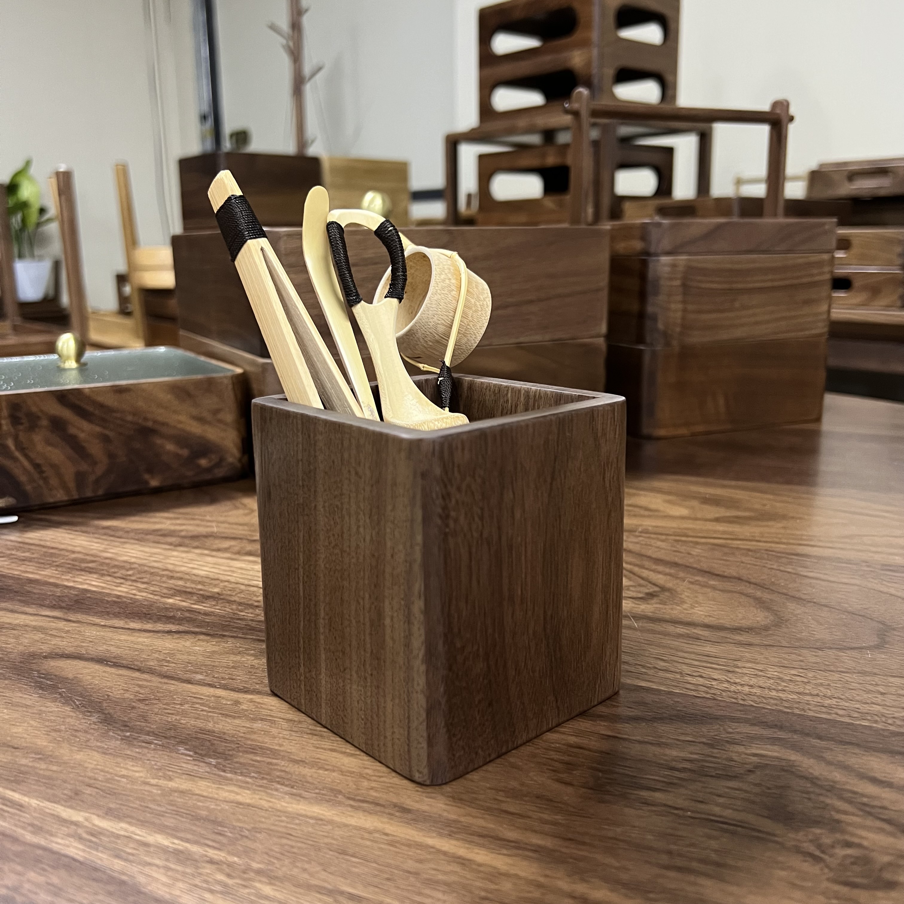 园昌家具北美黑胡桃木笔筒9*9*11高